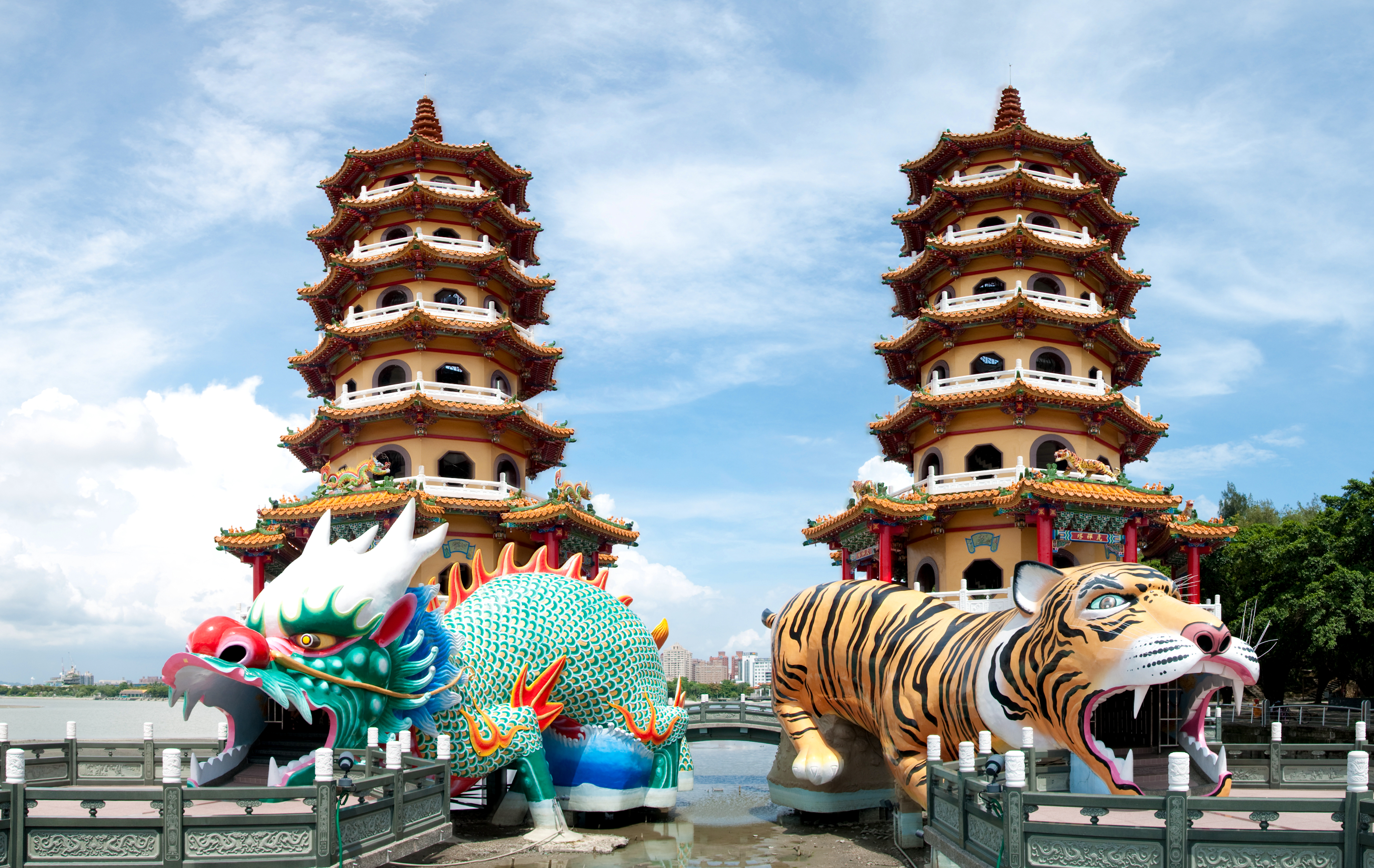 1552966880_687_dragon-and-tiger-pagodas.jpg